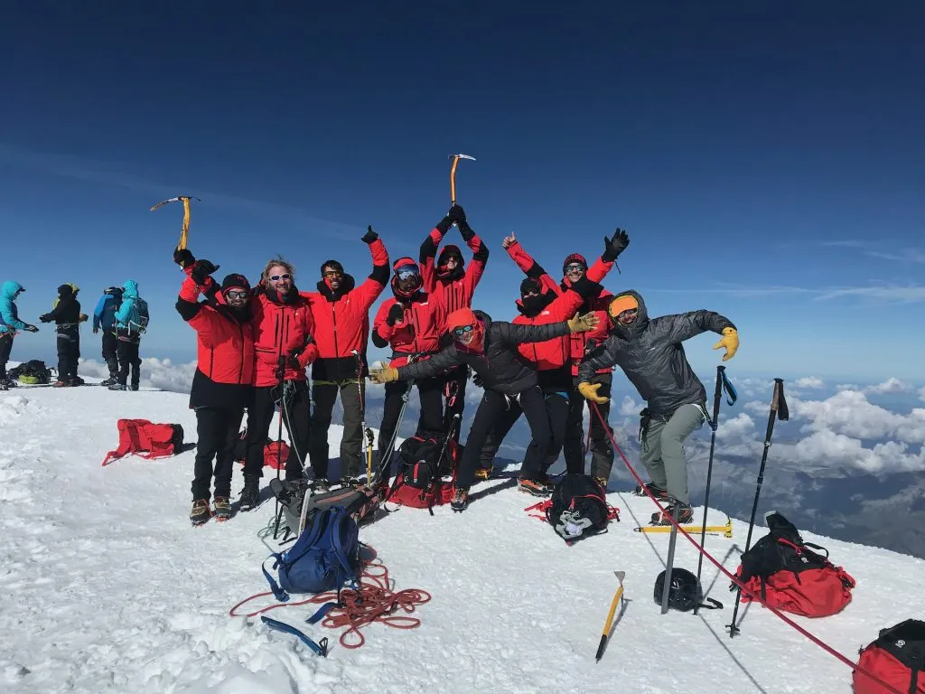 gelukkige mensen op de top van mont blanc