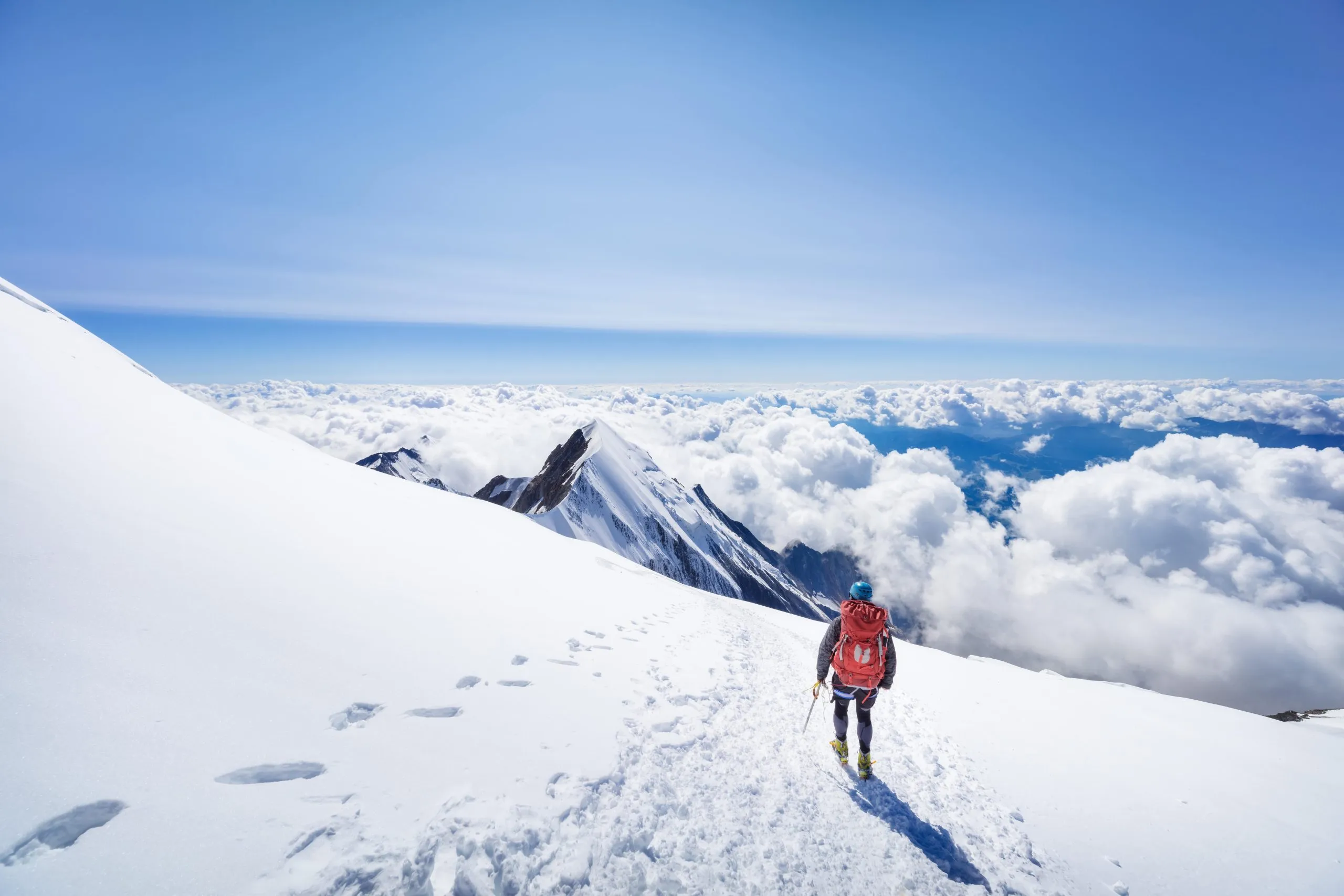 klimmer bewondert uitzicht vanaf mont blanc