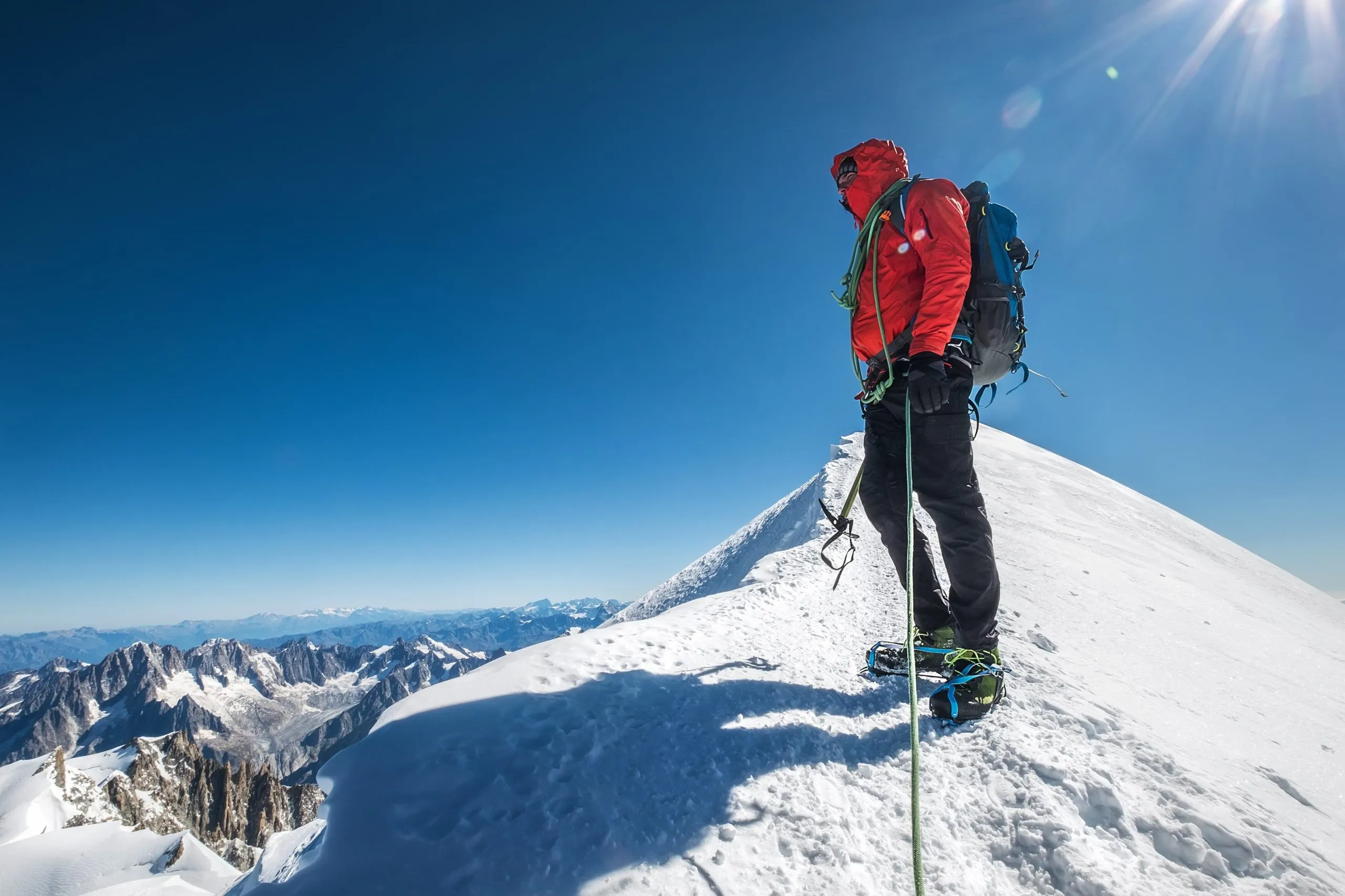 alpiniste juste en dessous du sommet du mont blanc