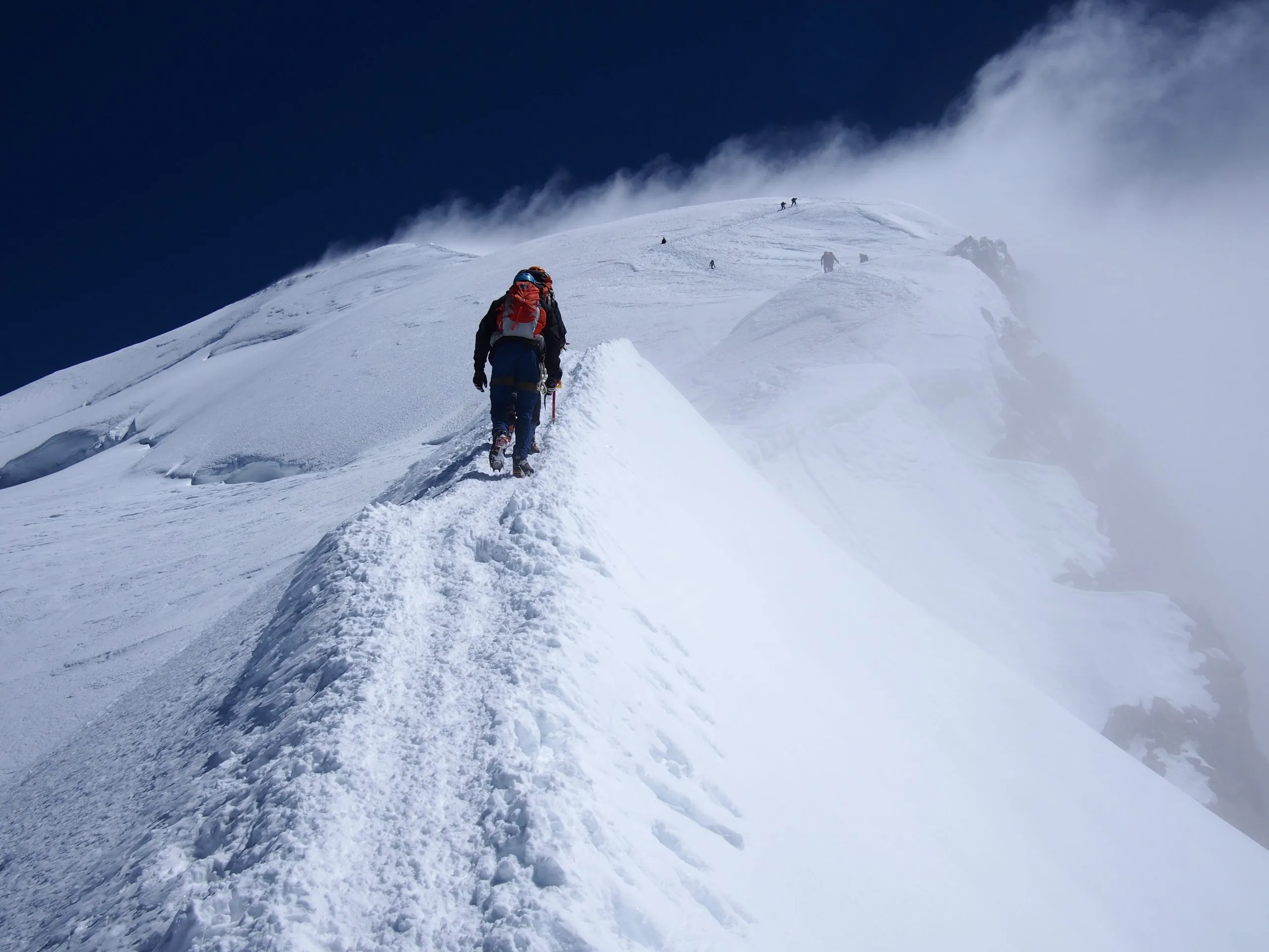 alpinistas escalando la cresta del mont blanc