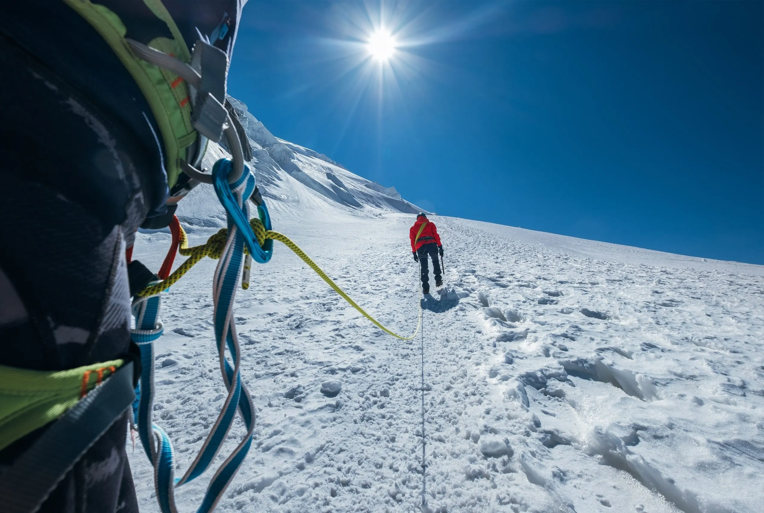 equipo de cuerda ascendiendo al mont blanc