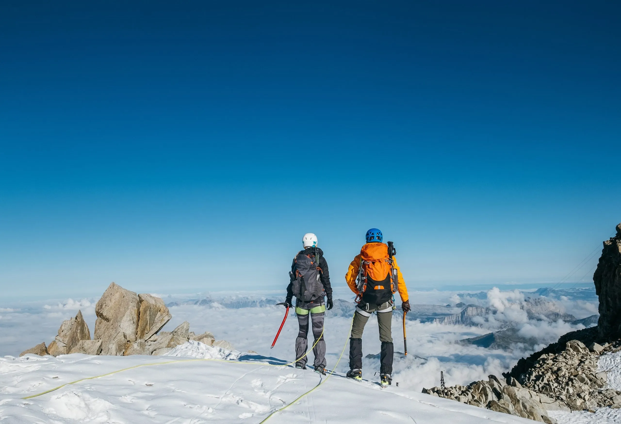 twee klimmers bewonderen uitzicht op mont blanc route